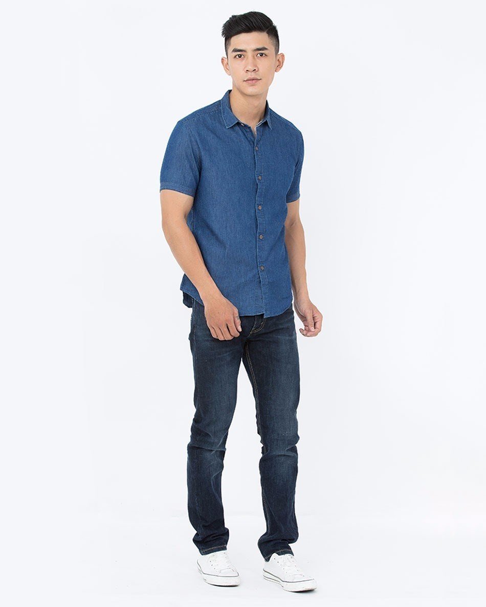 Áo sơ mi denim với quần jean