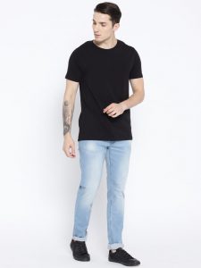 Quần jean xanh phối cùng áo Tshirt đen.